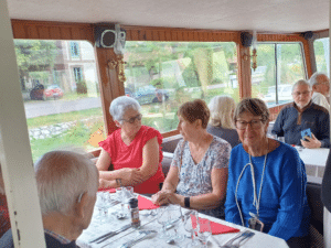 nahoma-vernon-dejeuner-croisiere-a-table