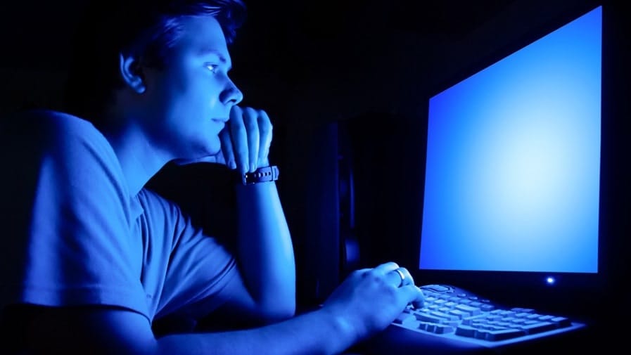 Lumière bleue des écrans : comment les éviter ? 