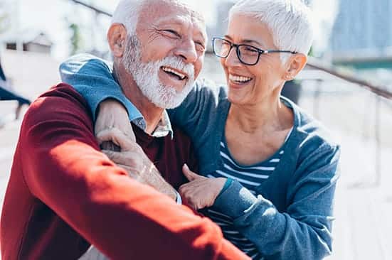 Un couple seniors prenant du bon temps