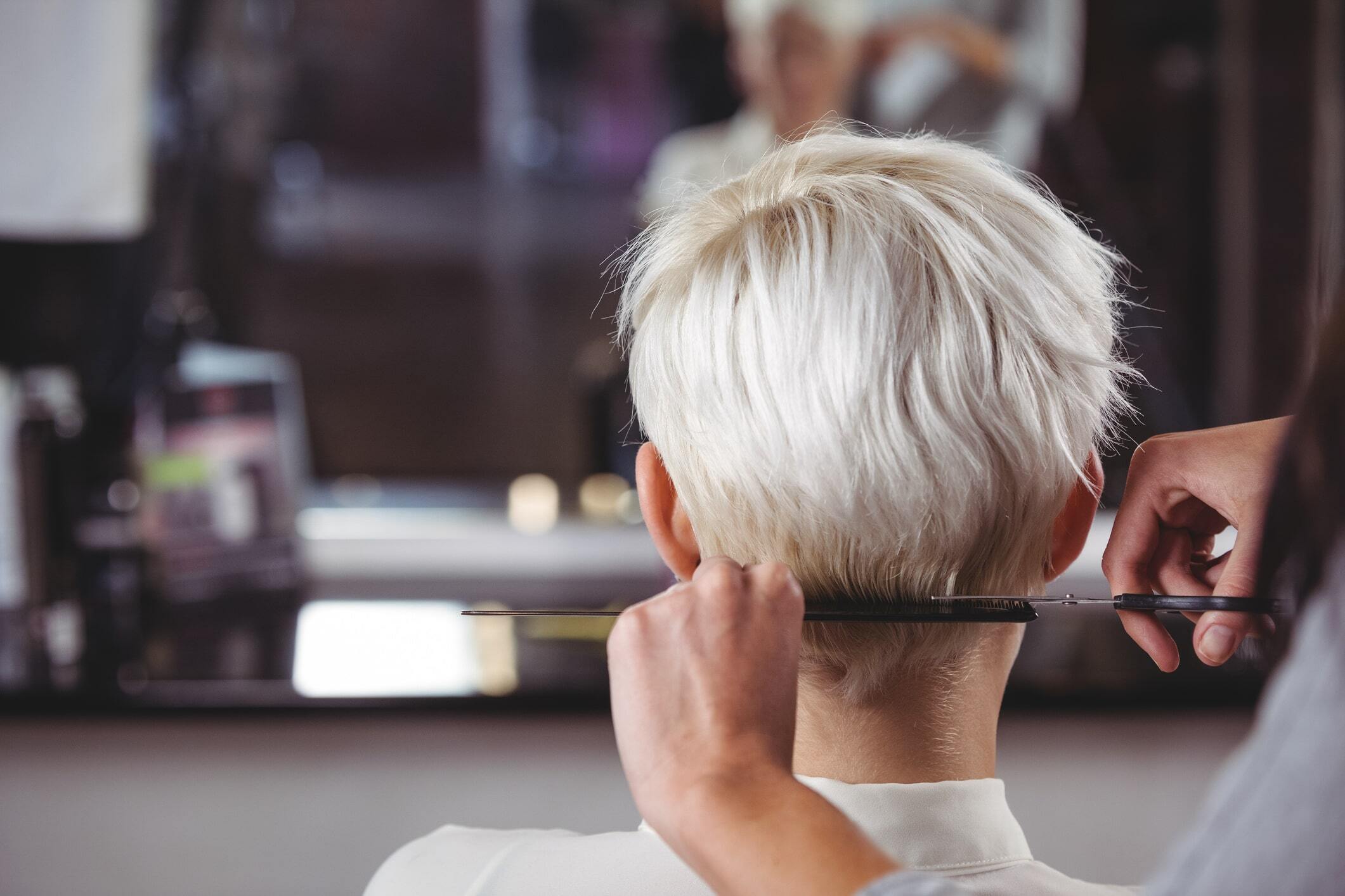 Assumer ses cheveux blancs : la nouvelle tendance qui fait du bien