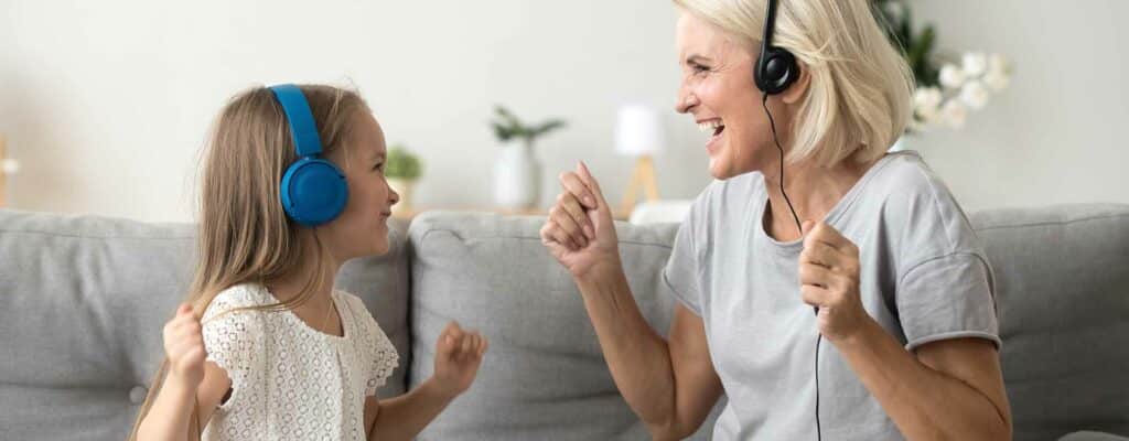 Cinq idées pour faire découvrir la musique classique à vos petits-enfants